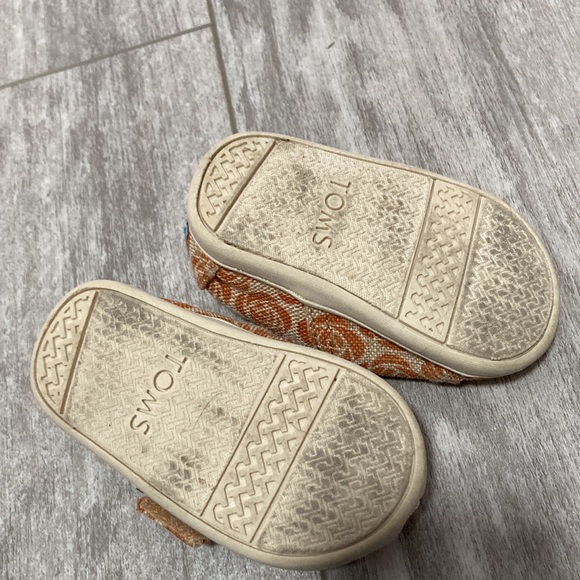 Toddler tiny toms shoes in orange size 4 - Picture 5 of 5